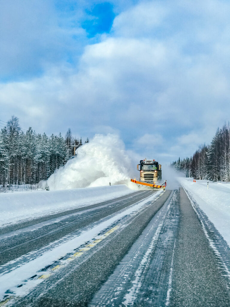 Camion de service d'hiver pour chasse-neige déneigement route après tempête de neige hivernale.