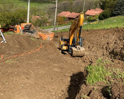 pelleteuse qui terrasse un jardin